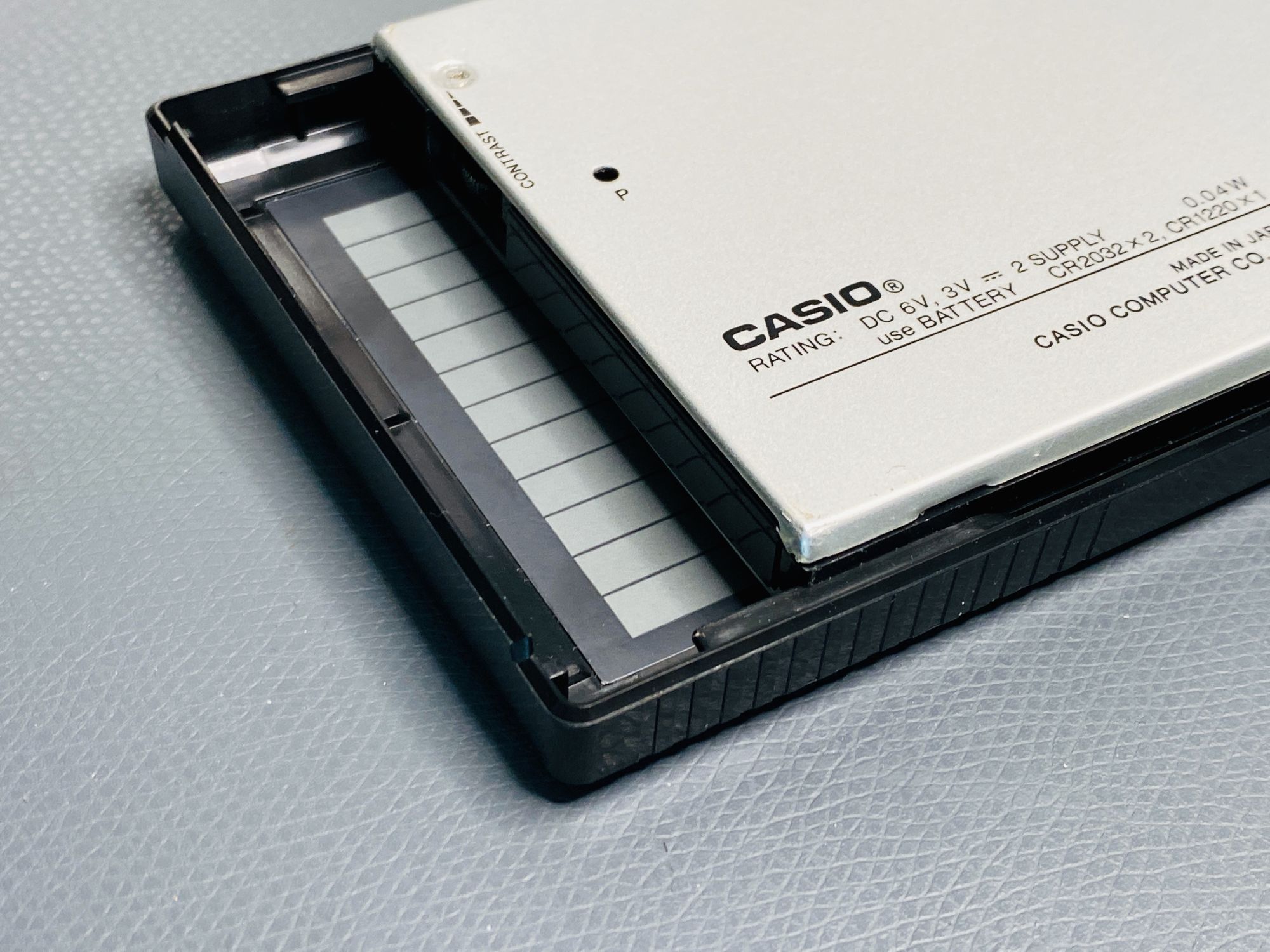 This was one of the last models to use aluminium case - both front and back with a plastic core. 